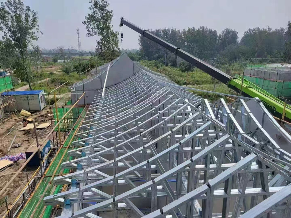 春天里正在搭建的輕鋼別墅