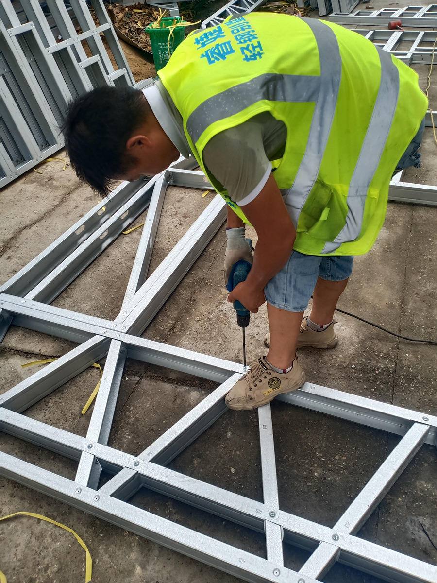 正在施工的睿婕輕鋼別墅工作人員